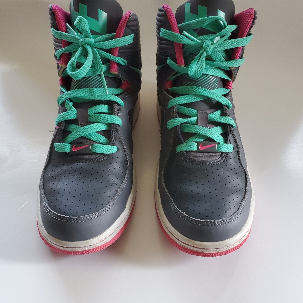 Youth Nike Court Invader Size 6.5